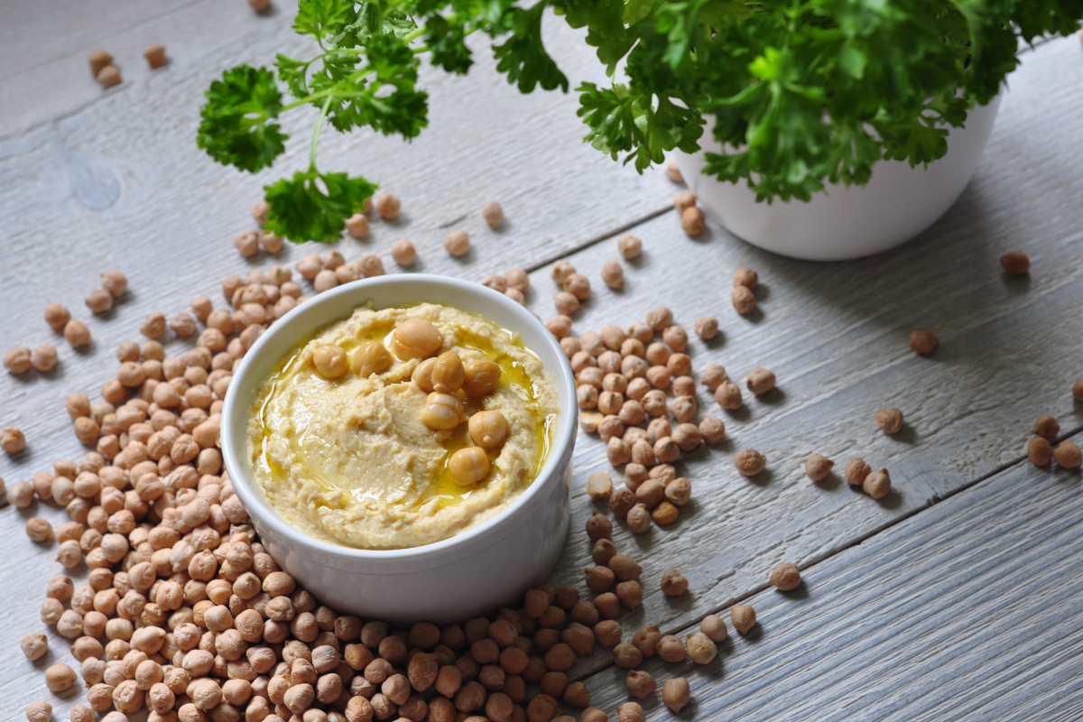 Hummus – pochúťka z cíceru, sezamovej pasty a olivového oleja