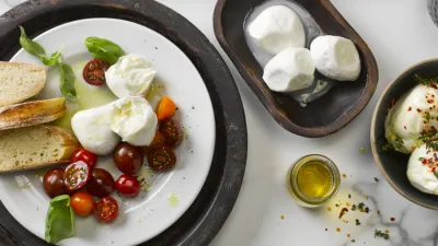 Originálna mozzarella sa vyrába z byvolieho mlieka