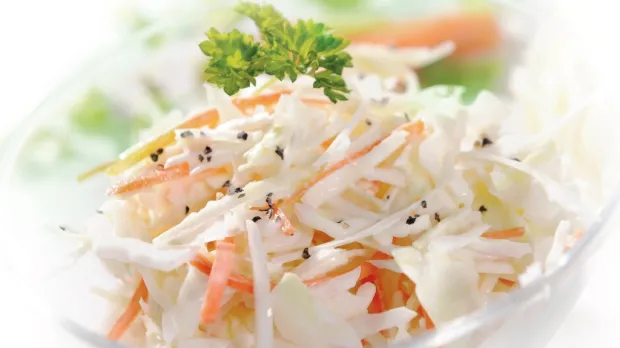 Svieže zeleninové šaláty k mäsu alebo len tak