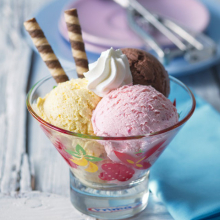 Zmrzlinový pohár Farebná nálada (vanilková, čokoládová a jahodová zmrzlina)