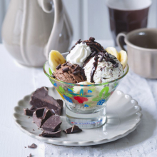 Zmrzlinový pohár Kompozícia čokolády a banánu (Stracciatella a čokoládová zmrzlina)