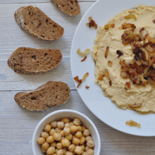 Hummus s karamelizovanou cibuľkou