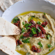 Hummus so sušenými rajčinami, petržlenovou vňaťou, olivovým olejom a pita chlebom