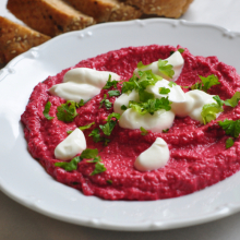 Hummus s červenou repou, petržlenovou vňaťou a kyslou smotanou