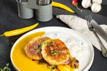 Nowaco | Karbanátky z filiet z Aljašky s kari omáčkou a ryžou