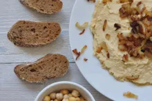 Hummus s karamelizovanou cibuľkou