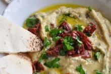 Hummus so sušenými rajčinami, petržlenovou vňaťou, olivovým olejom a pita chlebom