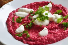 Hummus s červenou repou, petržlenovou vňaťou a kyslou smotanou