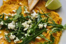 Hummus s kurkumou, kozím syrom, rukolou a kvapkou olivového oleja