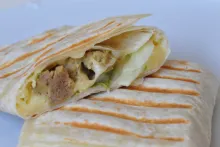 Tortila s hummusom, s kuracím (alebo sójovým mäsom), syrom a šalátom