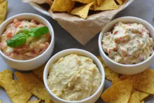 Nachos s hummusom – hummus s rajčinami a bazalkou, hummus s cibuľkou, paprikou a pažítkou