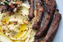 Hummus s bravčovými rebierkami s medom a šalátíom