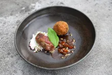 Zážitkové a ľahko provokatívne menu | Bravčové v modernom alpskom štýle s pivnou demi-glace, chrumkavou bylinkovou knedľou plnenou slivkou