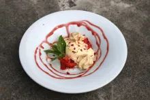 Zážitkové a ľahko provokatívne menu | Vanilková zmrzlina s penou z mascarpone, slaným karamelom a jahodovým mazeratom s provensálskymi bylinkami
