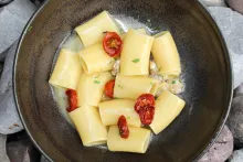 Talianska kuchyňa – Seafood | Paccheri s mušľami a restovanými rajčinami