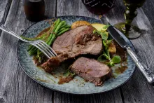 Divina Petron | Jelenia burgundská pečeň, fazuľové struky, pečené zemiaky