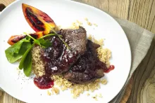 Divina Petron | Medialónky z diviačeho stehna, višňový preliv, kuskus