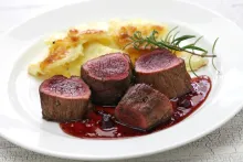 Divina Petron | Sviečková z daniela, brusnicová omáčka, pučené zemiaky