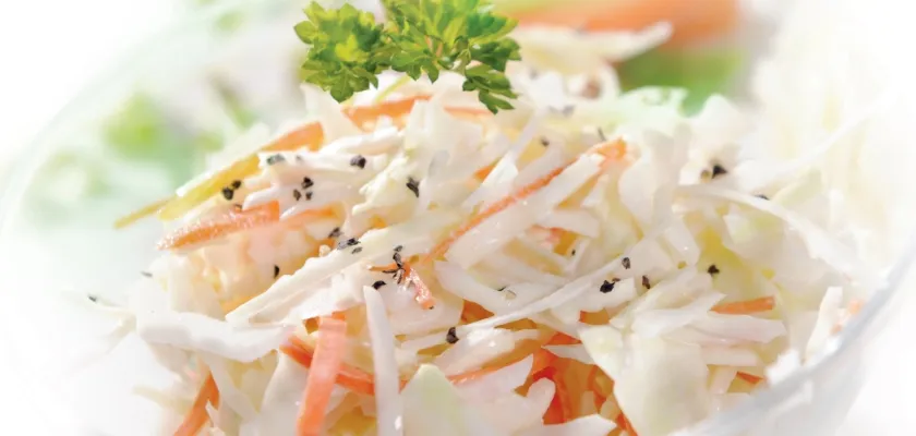 Svieže zeleninové šaláty k mäsu alebo len tak