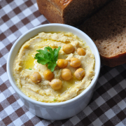 Hummus – pochúťka z cíceru, sezamovej pasty a olivového oleja