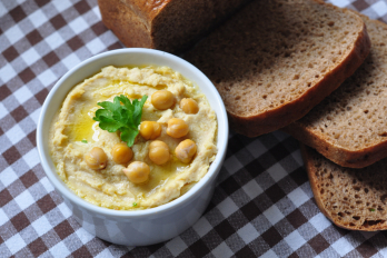 Hummus – pochúťka z cíceru, sezamovej pasty a olivového oleja