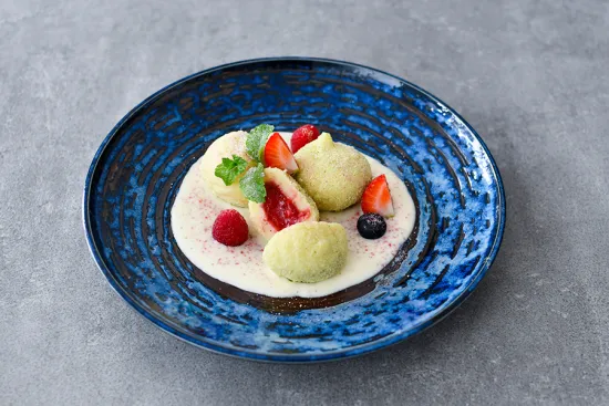 Jahodové knedle, mätová strúhanka, vanilkový puding