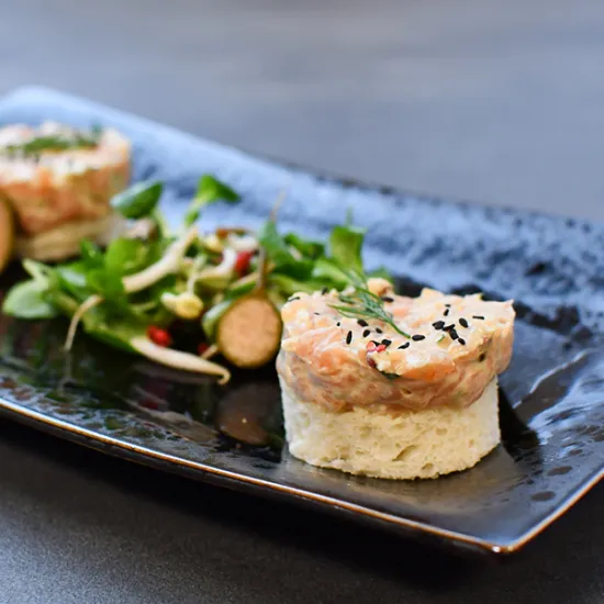 Tartare z lososa s dijónskou omáčkou, malý zeleninový šalát, kváskový chlieb